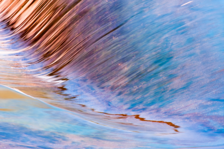 Abstracte stroom van energie in blauwe en roze tinten die vrouwelijke energie, intuïtie en balans symboliseert