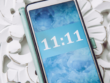 Close-up van een smartphone waarop het tijdstip 11:11 wordt weergegeven op een achtergrond met blauwe kristallen.