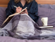 Vrouw vindt rust door te schrijven in haar journal, als ondersteuning bij piekergedachten.