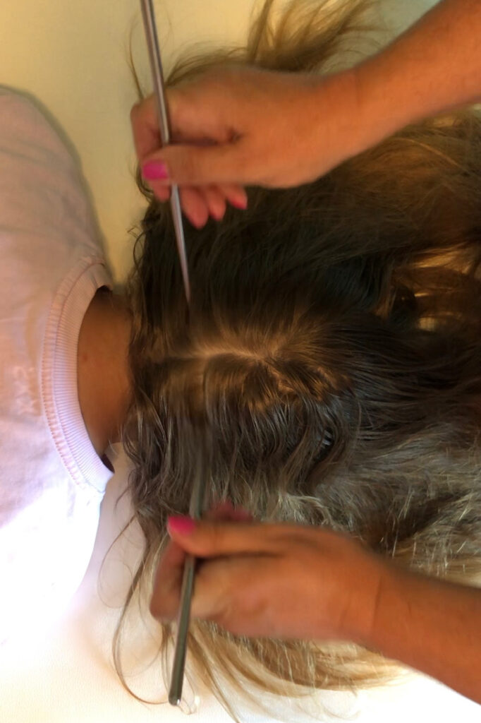 Kriebelsessie – zachte tingle therapie met lichte aanraking en ontspanning op het hoofd en de hoofdhuid.