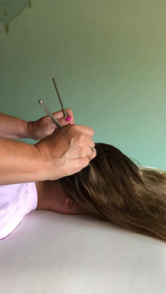 Kriebelsessie – zachte tingle therapie met lichte aanraking en ontspanning op het hoofd en de hoofdhuid.