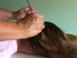 Kriebelsessie – zachte tingle therapie met lichte aanraking en ontspanning op het hoofd en de hoofdhuid.