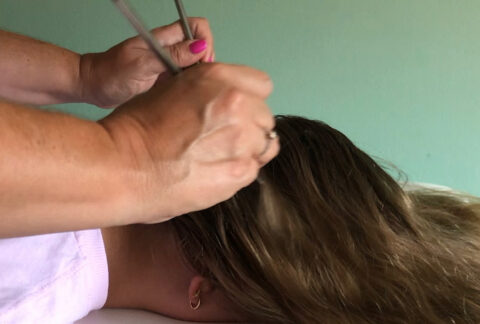 Kriebelsessie – zachte tingle therapie met lichte aanraking en ontspanning op het hoofd en de hoofdhuid.