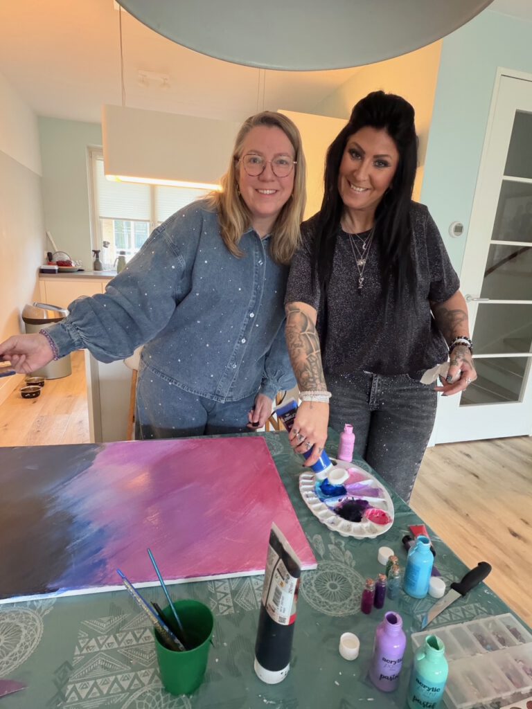 Cisca & Sandy, twee holistisch therapeuten met een passie voor creatief bezig zijn.